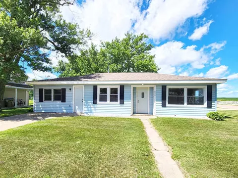 920 E Butler St, Manchester, IA 52057