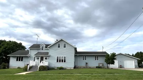 211 E Washington St, New Hampton, IA 50659