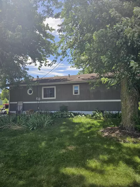727 E Lonetree Rd, Cedar Falls, IA 50613 photo 2