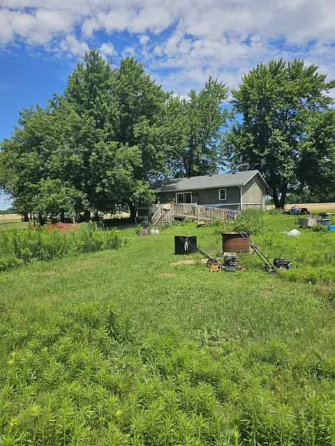 727 E Lonetree Rd, Cedar Falls, IA 50613