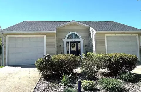 2126 Yorkshire Dr, Cedar Falls, IA 50613