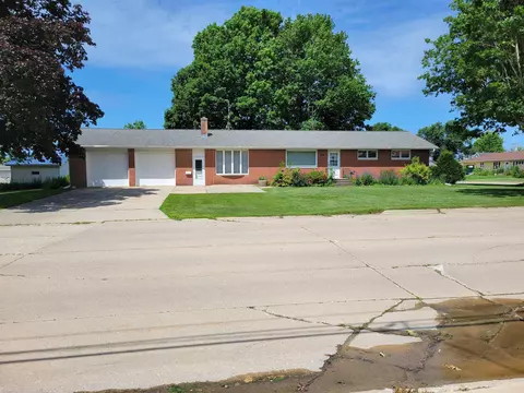 302 SW 2nd Sw St, Cresco, IA 52136