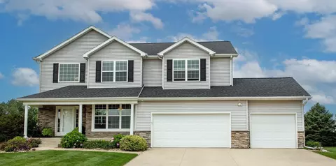 2928 Quail Hollow Ln, Cedar Falls, IA 50613
