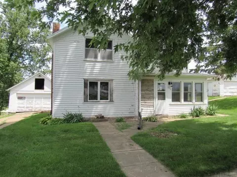 12450 St Paul St, Center Junction, IA 52212