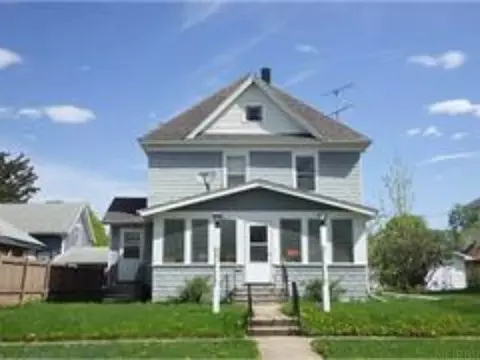 214 NW 3rd Ave, Waverly, IA 50677