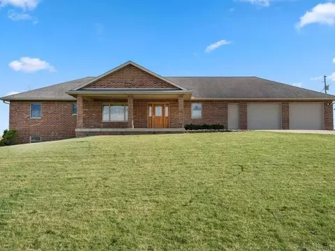 1956 295th St, Manchester, IA 52057