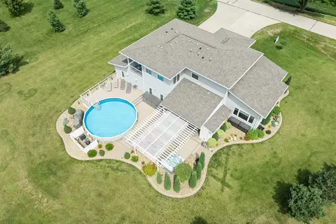 400 Douglas Rd, Waterloo, IA 50703