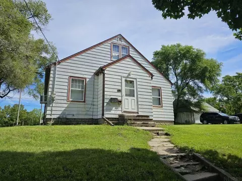 401 Charles, Waterloo, IA 50703