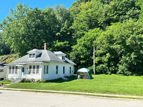 891 S Front St, Lansing, IA 52151