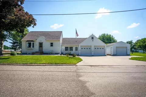 915 9th St, Jesup, IA 50648