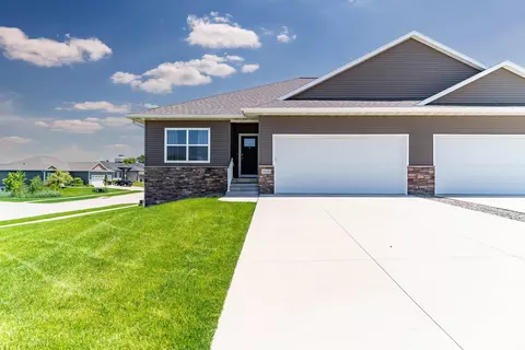 4906 Ironwood Dr, Cedar Falls, IA 50613
