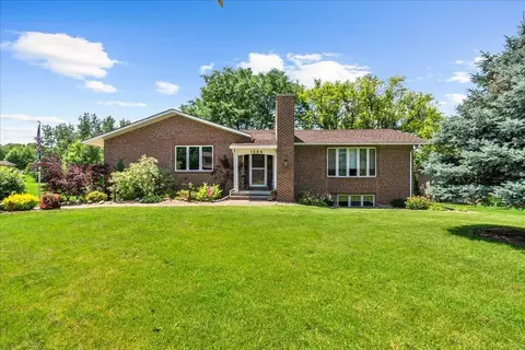 1305 Round Horn St, Waverly, IA 50677