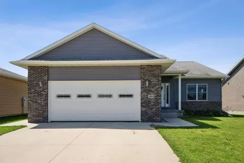 4226 Paddington Dr, Cedar Falls, IA 50613