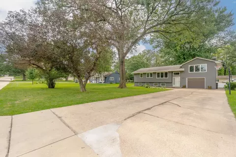 620 Baker Dr, Cedar Falls, IA 50613 photo 3