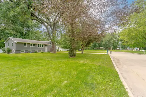 620 Baker Dr, Cedar Falls, IA 50613 photo 2