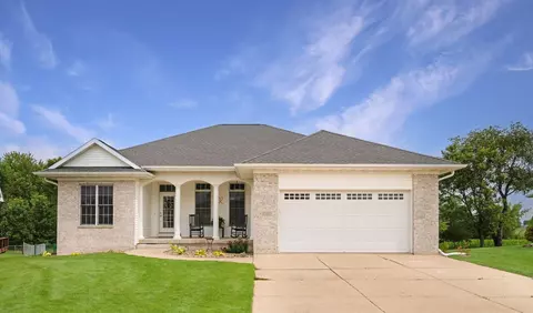 2525 Green Creek Rd, Cedar Falls, IA 50613