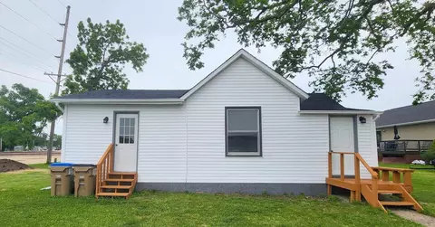 309 2nd St, Manchester, IA 52057