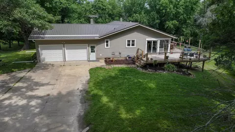 11437 E Bennington Rd, Fairbank, IA 50629