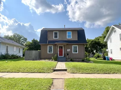 1008 W 7th St, Waterloo, IA 50702