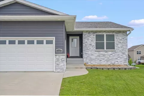 1127 Algonquin Dr, Cedar Falls, IA 50613 photo 2