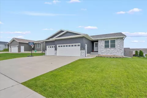 1127 Algonquin Dr, Cedar Falls, IA 50613