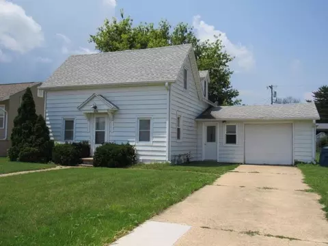 424 S Locust St, Monticello, IA 52310
