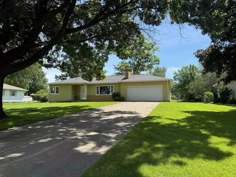 3022 Mcclain Dr, Cedar Falls, IA 50613