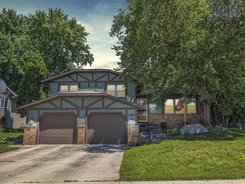 3816 Briarwood Dr, Cedar Falls, IA 50613