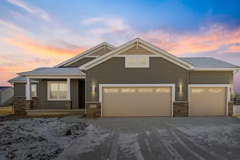 2824 Arbor Ridge Rd, Cedar Falls, IA 50613