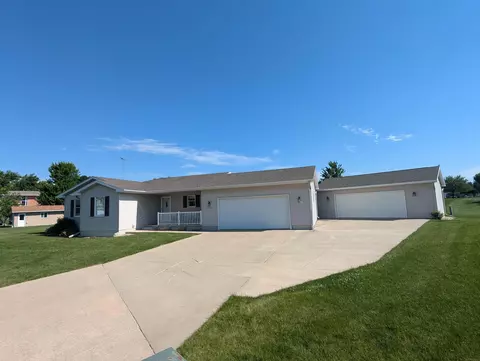 103 Willow Ct, Charles City, IA 50616