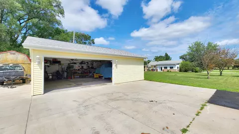 411 E Dunkerton Rd, Cedar Falls, IA 50613 photo 17