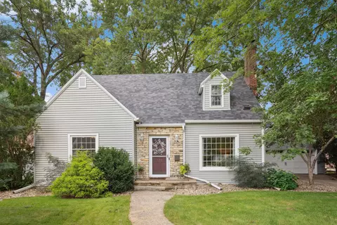 135 Woodstock Rd, Waterloo, IA 50701