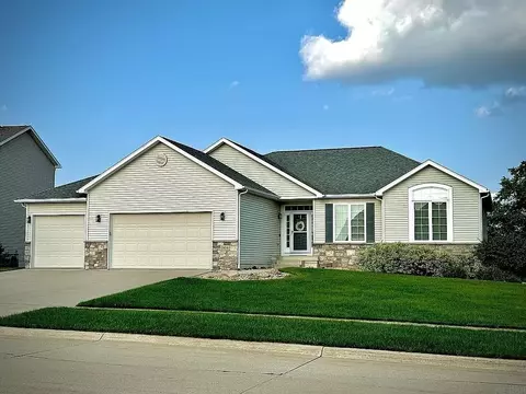1804 Quail Ridge Rd, Cedar Falls, IA 50613