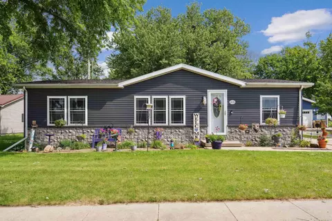 909 W Marion St, Manchester, IA 52057