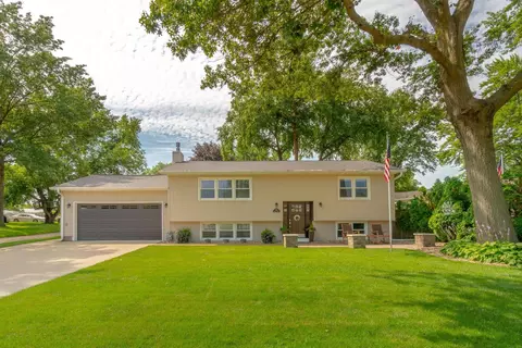 1621 Primrose Dr, Cedar Falls, IA 50613