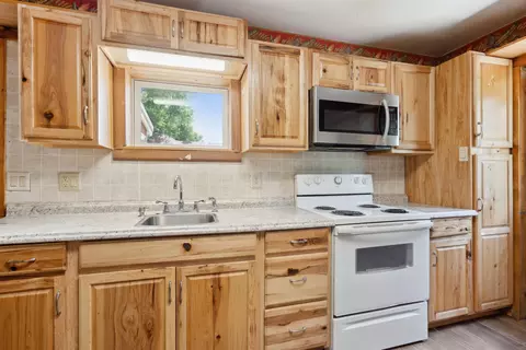 206 N 3rd St, Hazleton, IA 50641 photo 3