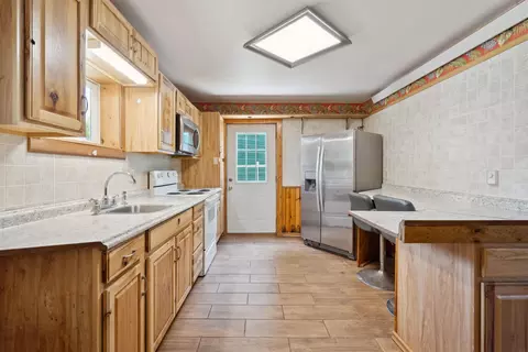 206 N 3rd St, Hazleton, IA 50641 photo 2