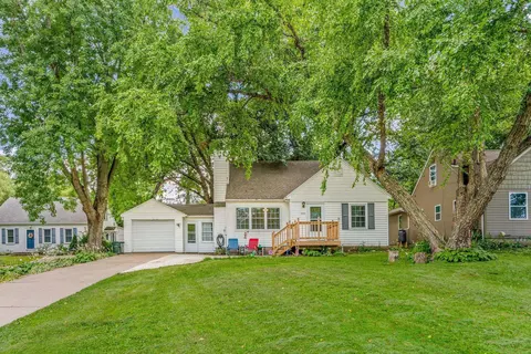 1933 Oakland Ave, Cedar Falls, IA 50613