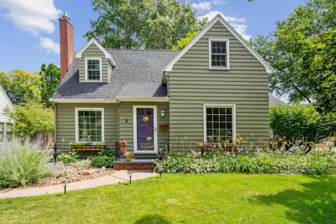 909 Prospect Blvd, Waterloo, IA 50701