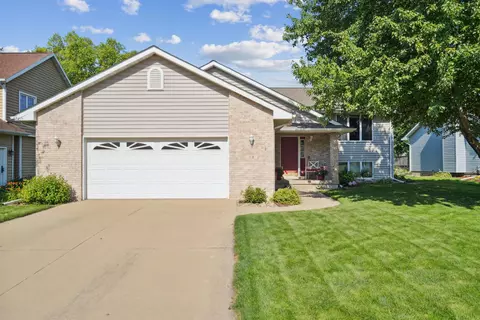 1001 Barnett Dr, Cedar Falls, IA 50613