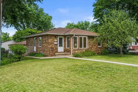 1604 Pin Oak Dr, Cedar Falls, IA 50613