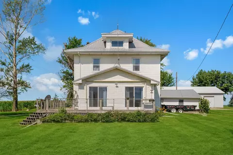 6511 N Elk Run Rd, Waterloo, IA 50703