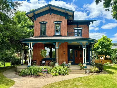305 Grove St, Decorah, IA 52101