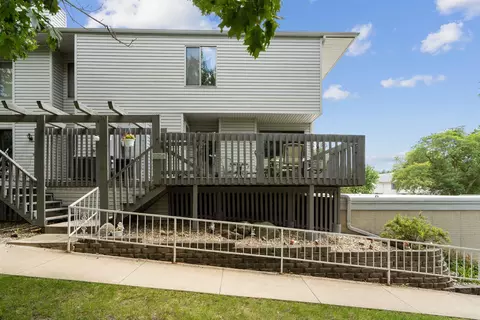 2204 Sky Line Dr, Waterloo, IA 50701