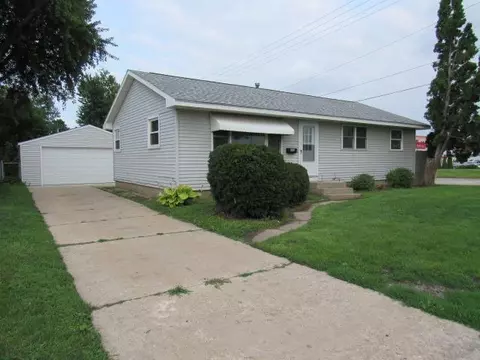 309 10th Ave, Hiawatha, IA 52233