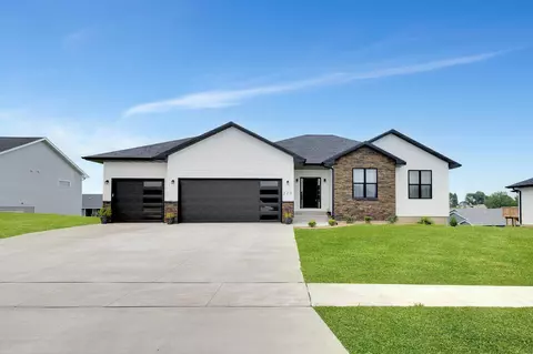 210 Willow Oak Dr, Hudson, IA 50643