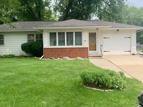 825 Loretta Ave, Waterloo, IA 50702