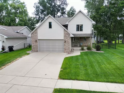 5401 Carey Dr, Cedar Falls, IA 50613