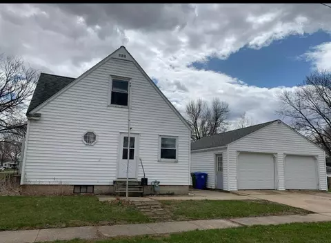 1613 Missouri Ave, Charles City, IA 50616