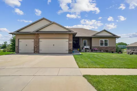 5023 Nordic Ridge Dr, Cedar Falls, IA 50613